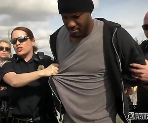 Amatør Raper gjør en veldig varm trekant med to Frodig kvinnelige politiet
