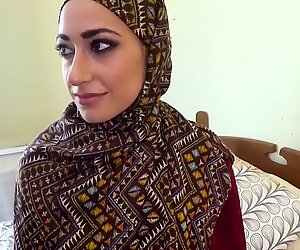 Femme arabe à hijab a des relations sexuelles avec grand homme