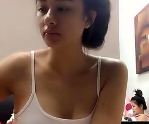우아한 젊은 태국인 소녀 in nightie in front of her webcam