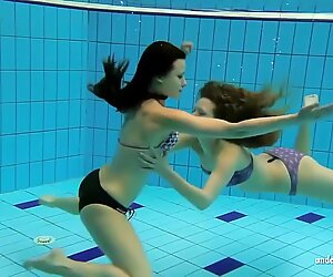 Katka und Kristy unter Wasser schwimmen