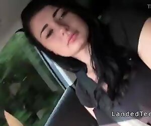 Remaja terdampar memberikan seks tangan di kereta semasa memandu