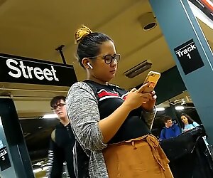 Søt lubben filipina jente med briller venter på tog