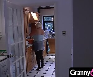 Баба идва домашно от ден на пазаруване и намира млад маскиран нарушител в къщата!