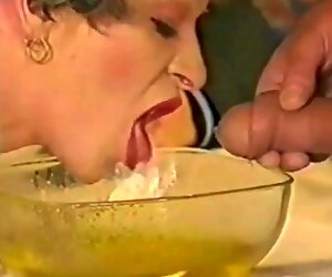 Großmutter schluckt urinieren & pisst es durch satyriasiss aus
