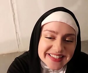 Promiskuøs nonne stryker youthfull svart kuk før halloween fest