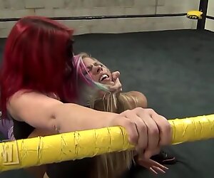 Lezzy cuntbusting in ring