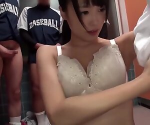 Die tapfere chinesische Dame gibt der ganzen Fußballmannschaft ein Schlucken.