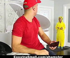 EXXXTRASMALL - GLÜChLicher Gamer fängt und fickt Pikachu