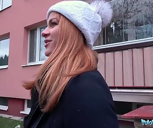 Halka Açık Yerler Ajan Rus Kızıl Saçlı Rompo için para verme alır