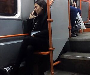 Maman salope chaude en noir collants en fin de tram