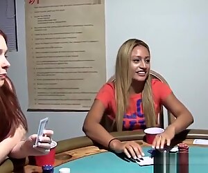 Karma kız öğrenci amatör poker masasında analplay
