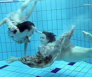 Anna Netrebko en Lada Poleshuk Onderwater Lesbos