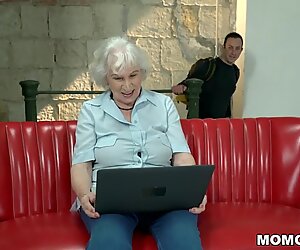 Belle grand-mère aux cheveux laiteux plombée par une morsure de jeunesse