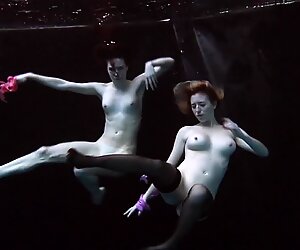 Onderwater hete meisjes zwemgend naakt