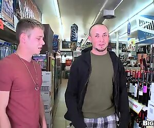 Marxel fode steve em uma loja de conveniência em um clipe de sexo gay